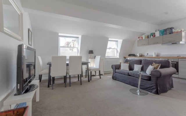 Bright & Airy 1 Bedroom Apartment in Central London