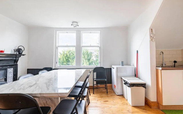 Stunning 5 Bedroom Large Apartment With Parking