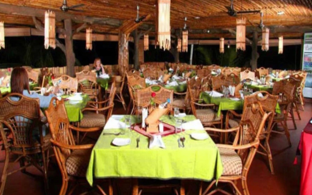 La Promenade Hotel