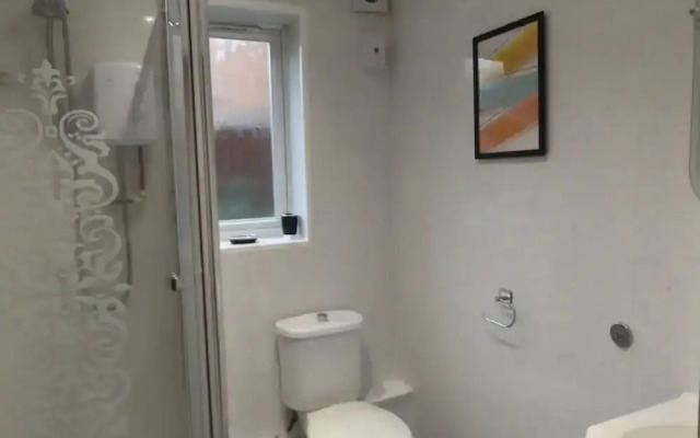 Room in Guest Room - Large Room in Coventry