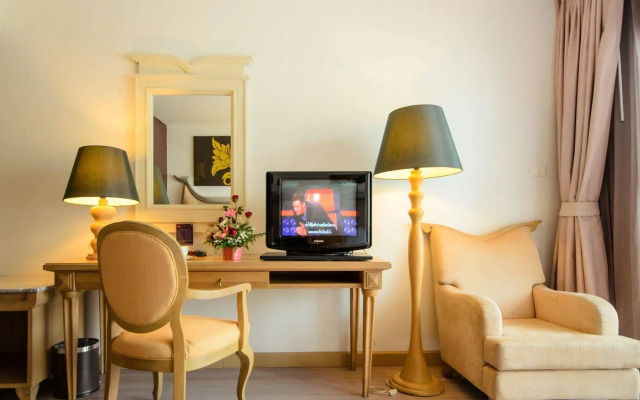 The StandardX Bangkok Phra Arthit