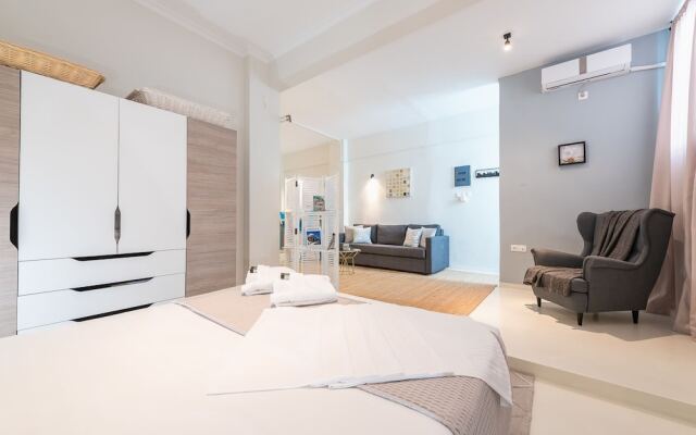 Stylish and Spacious Koukaki Apartment by Cloudkeys