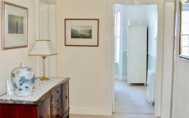 Traditional 3 Bedroom Apartment in Edinburgh's New Town