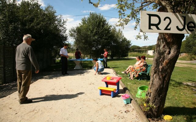 Hôtel-Restaurant La Crèche et sa piscine intérieure - Logis Hôtels