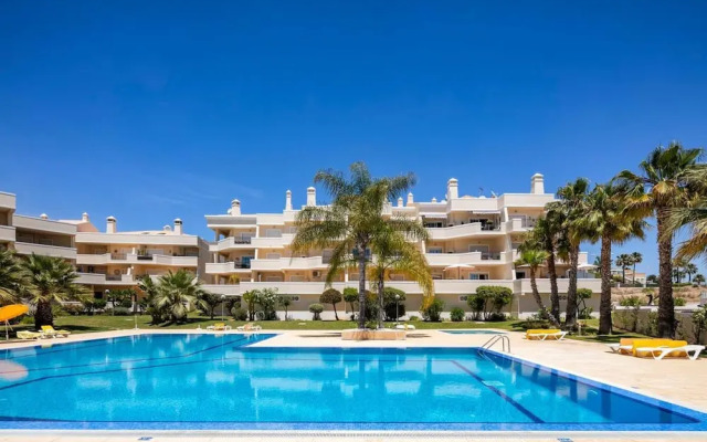 Stylish 2BR Apartment With Pool, Parking & Wifi