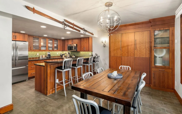 Fifth Avenue Condominiums by Frias