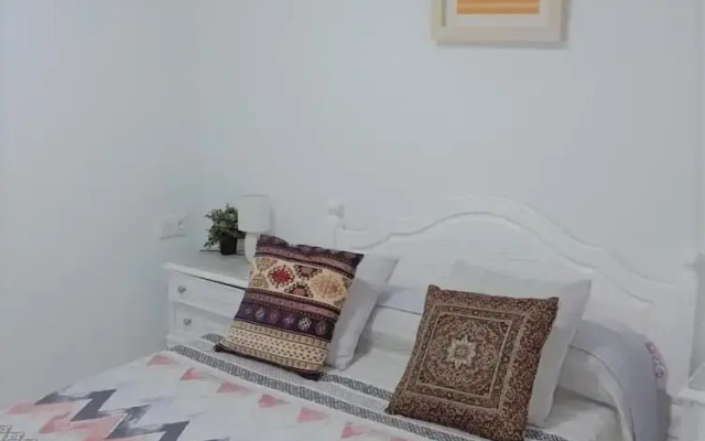 Stunning 2 Bedroom Apartment Fully Refurbished With Air-conditioning