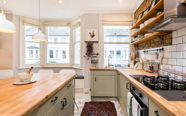 Charming, Recently Renovated 2-bed in Fulham