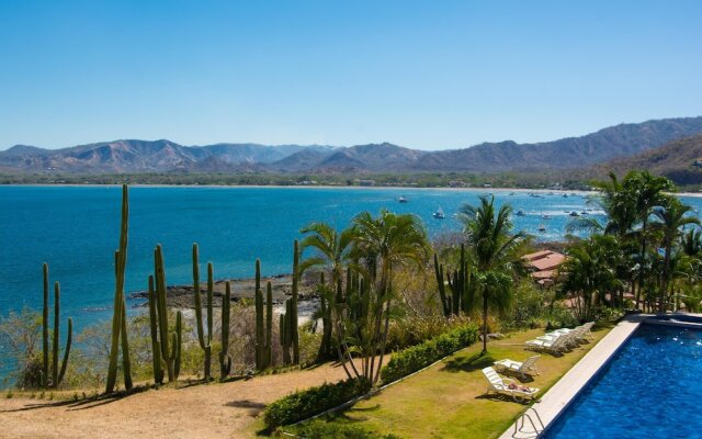 Amazing Ocean Views From This Nicely Equipped Condo
