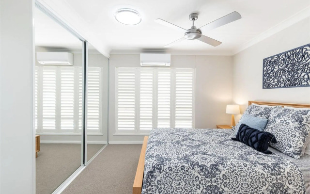 Sandy Beach House - Corlette Waterfront