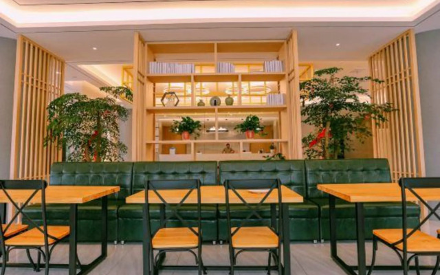 Qingmu Platinum Hotel (Ma'anshan Normal College Mengniu Industrial Park)