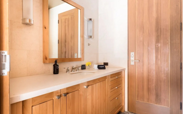 Hunter by AvantStay | Riverfront Cabin w/ Prvt Cottage | 10Mins from Squaw