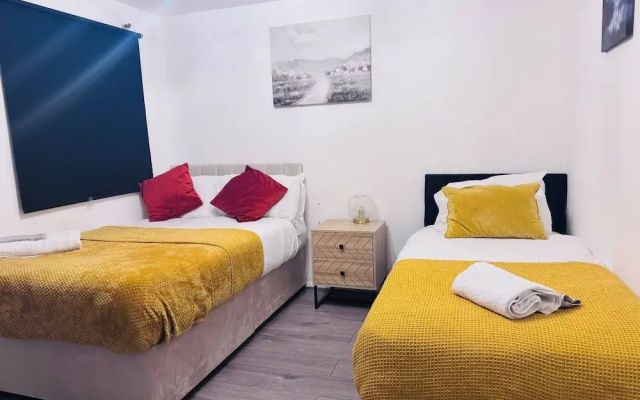 Stylish 1 Bed Flat Lakeside Shopping Mall
