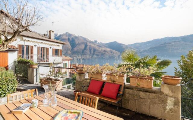 Design Apartment with Lake View!