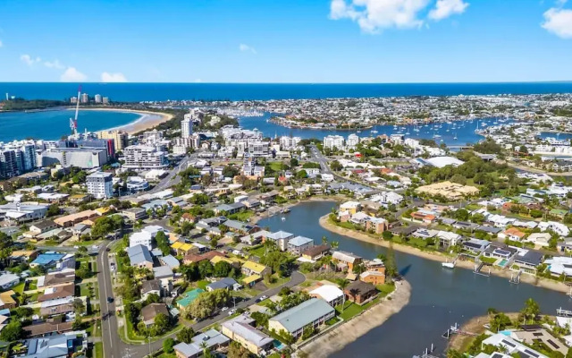 3-bed Waterfront Apartment With Private Patio