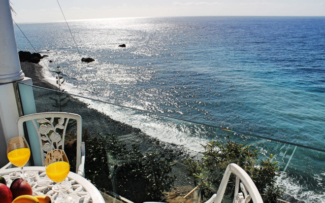 Beachfront cottage in sunny Calheta – the ideal hideaway | Cottage do Mar