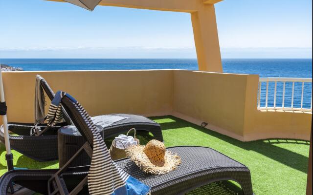 Beachfront triplex with swimming pool parking