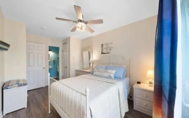 Captain's Quarter 2 Bedroom Condo by Redawning