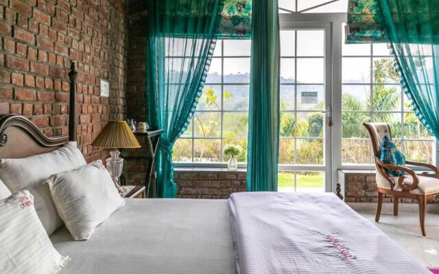 StayVista at Brickwood Hill with Outdoor Infinity Pool & Jacuzzi