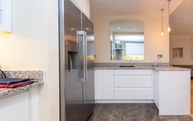 Modern and Bright 3 Bedroom House in Paddington