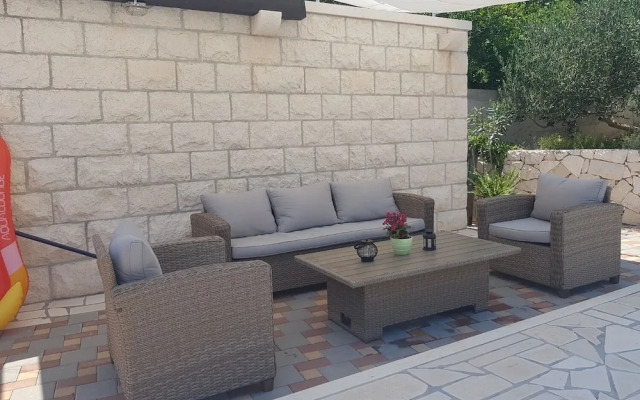 Sandra - With Swimming Pool - H