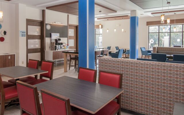 Holiday Inn Express Hotel & Suites Houston-Alvin by IHG