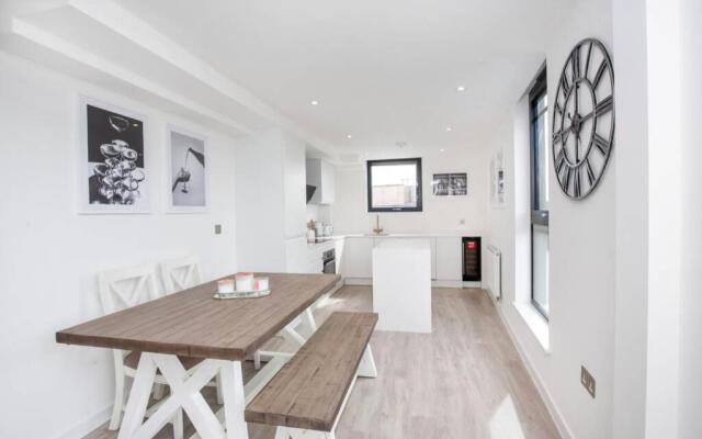 2 Bedroom Penthouse - large balcony - Minster view