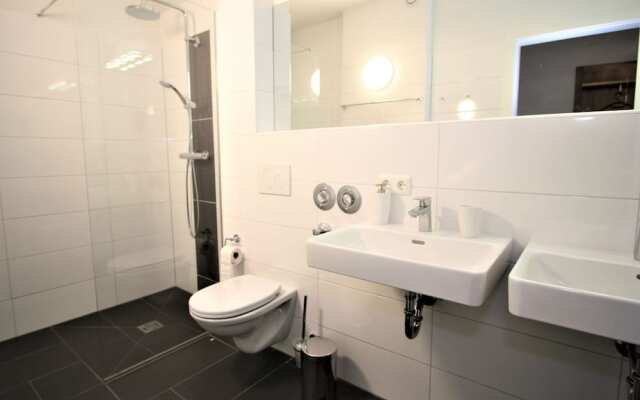 Contemporary Apartment With Ski Storage, Parking, Heating