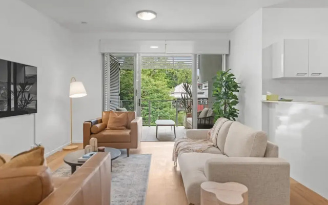 2-bed Getaway With Shared Pool & BBQ Access