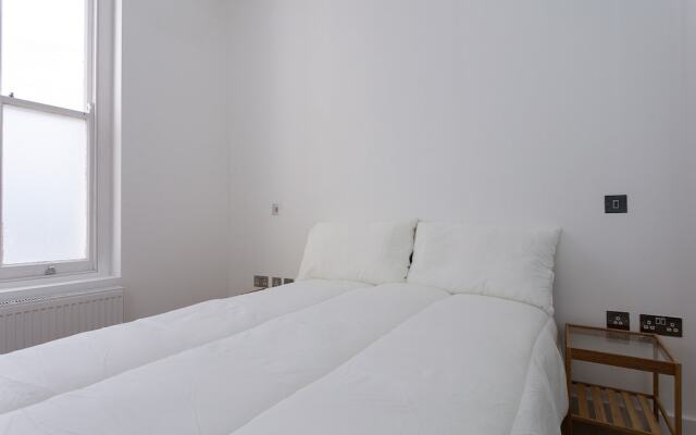 2 Bedroom House in Primrose Hill