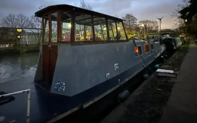 London Dutch Barge - Sleeps 3 & Cosy Fireplace