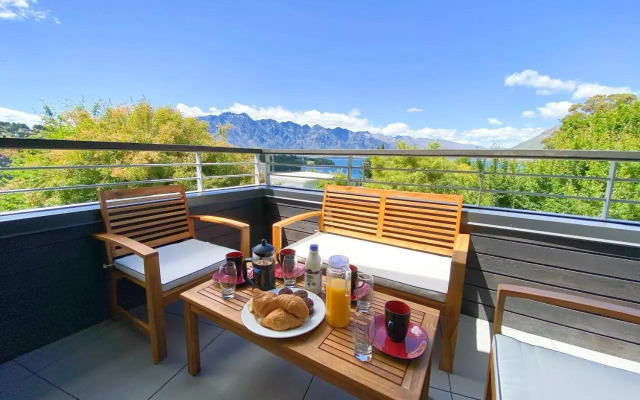 Tekau - Modern holiday apartment with lakeview