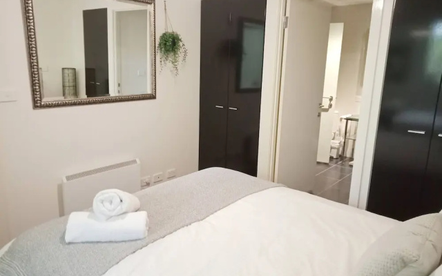 Melbourne City Oasis 2-bedroom Art Deco Apartment With Gym, Carpark, Pool, Wine – Guest Rooms – Melbourne