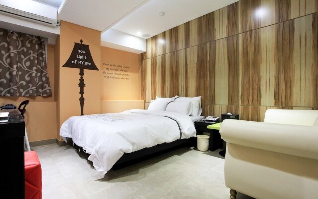 Max Hotel