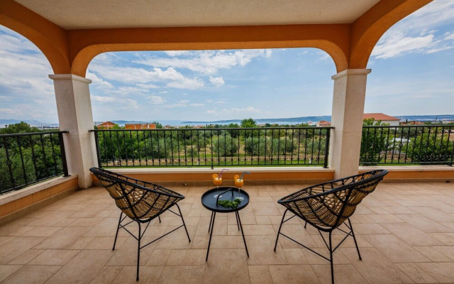 Luxury Secluded Villa w. Pool, Jacuzzi and Garden