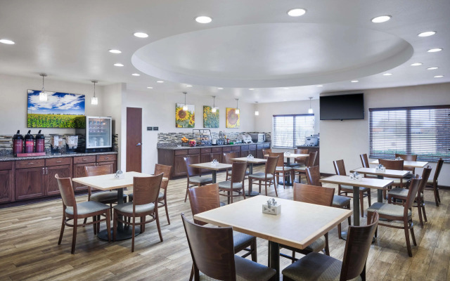 Green Mill Village Hotel & Suites, BW Signature Collection