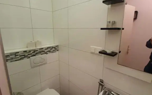 Vibrant Red Apartment I contactless Check-In