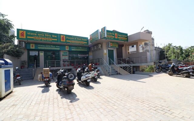 Oyo 23157 Grand Sudershan Hs