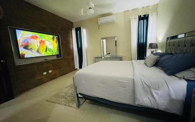 Condo 3 Bd Apt, Internet,2 Parqueo,lavadora,ac