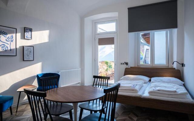 ART Hostel & Apartments