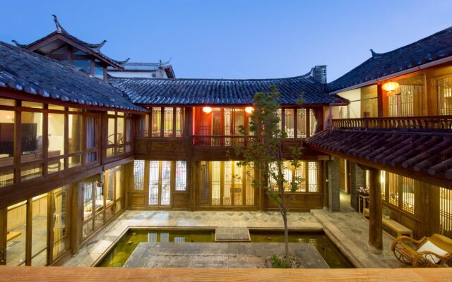 Lijiang Banxicaotang Inn