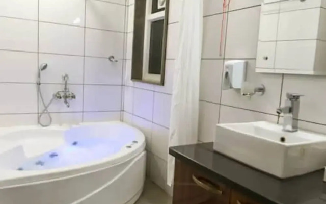 Penthouse W Jacuzzi Garden Extra Room Pets OK