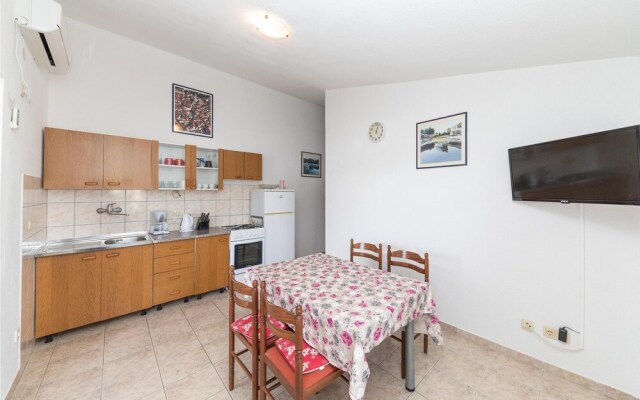 Nice Apartment in Vinisce With 2 Bedrooms and Wifi