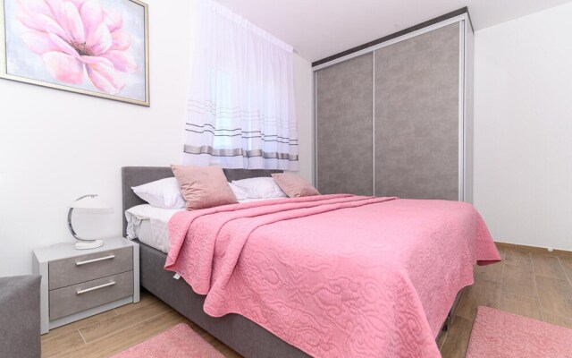 Beautiful Apartment in Seget Donji With Wifi and 2 Bedrooms