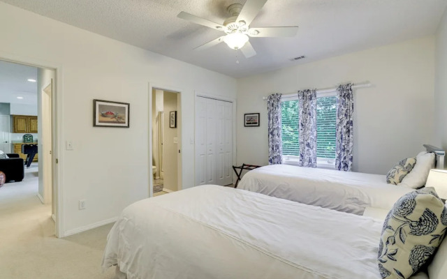 The Bella Vista Lakeside Treehouse: Dock & Kayaks!