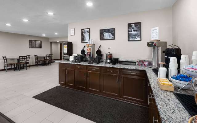 Super 8 by Wyndham Fairmont