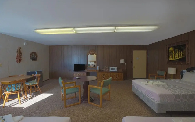 Love Hotels Tomahawk by OYO at Lake Mohawksin WI