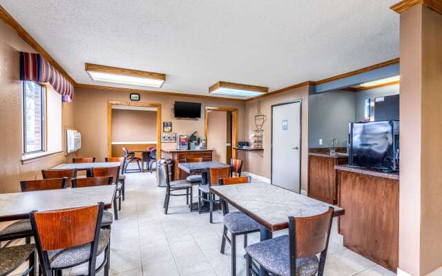 Econo Lodge Inn & Suites Auburn