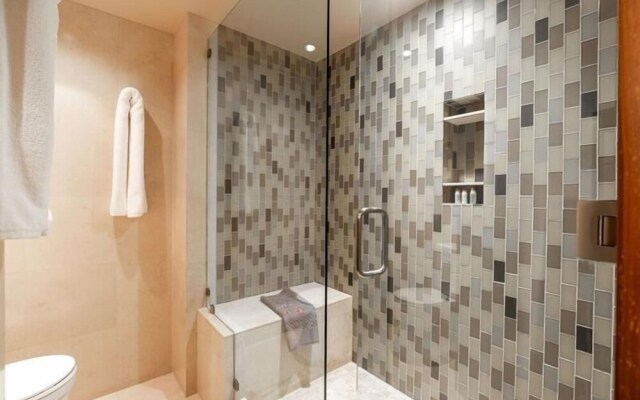 Riverhouse #3 2 Bedroom Condo by RedAwning