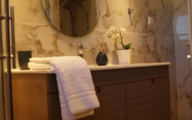 Daphne Luxury Apartment
